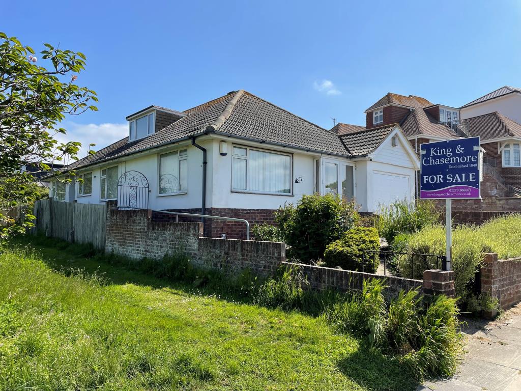 Lot: 129 - DETACHED CHALET BUNGALOW IN NEED OF UPDATING - main front photo with corner location